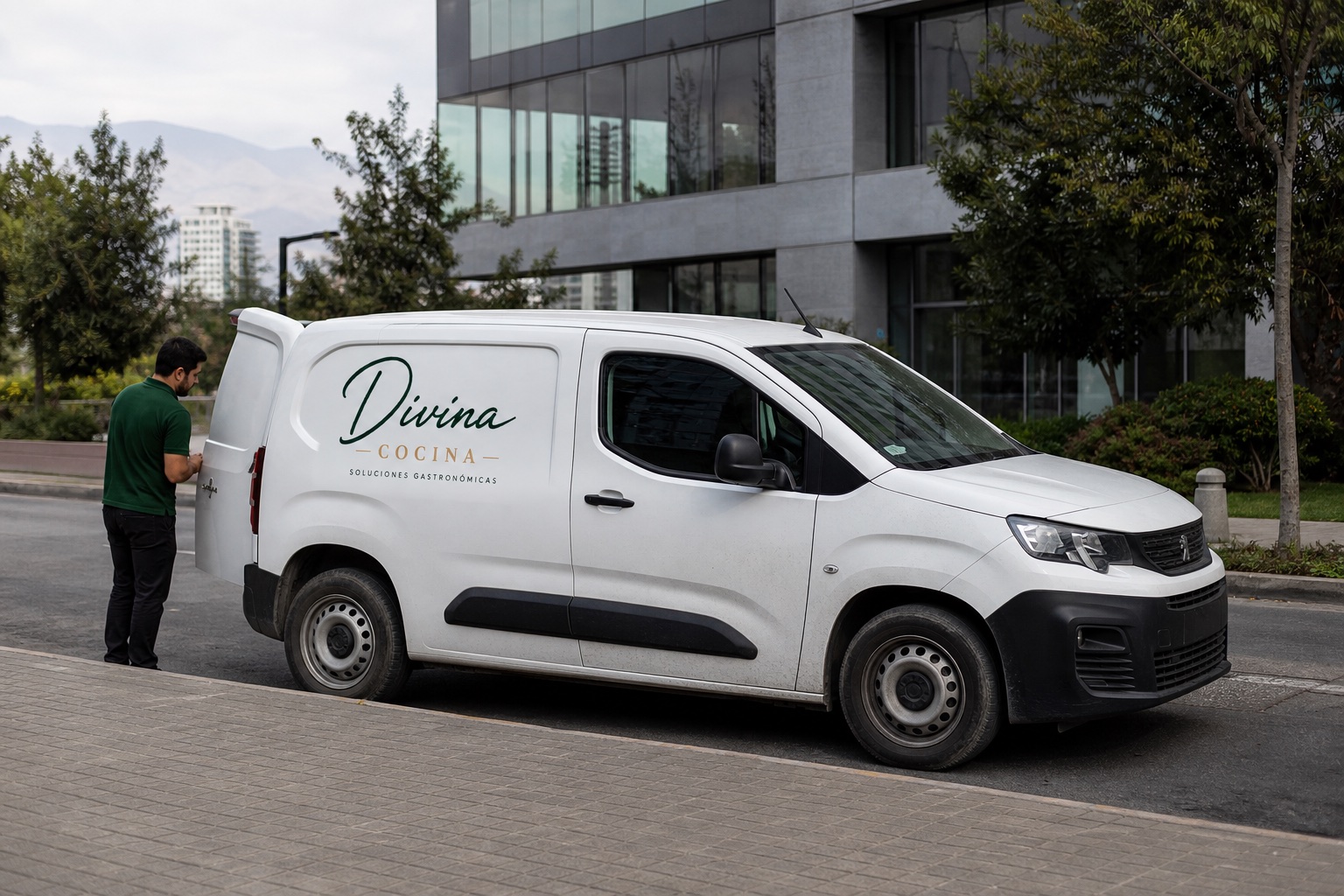 Camioneta de reparto Divina Cocina frente a una oficina