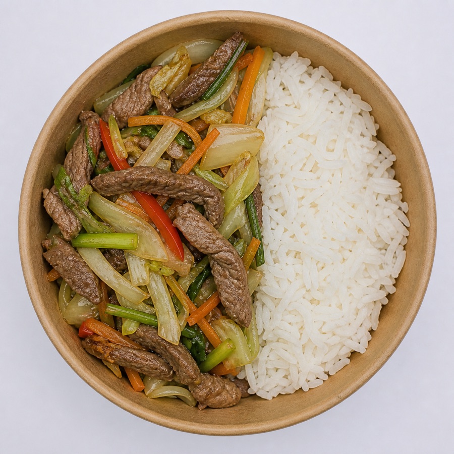 Vista cenital de Chapsui de vacuno con arroz basmati