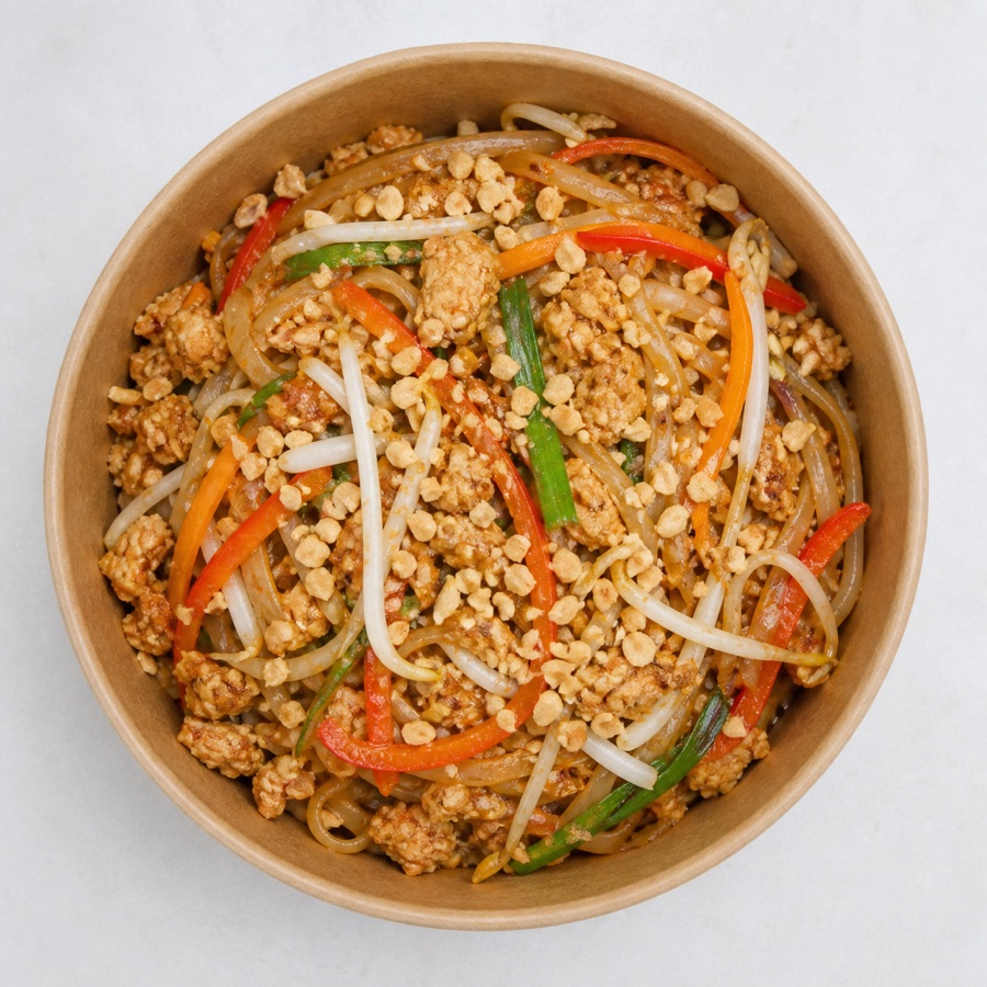 Vista cenital de Pad Thai con carne de soya