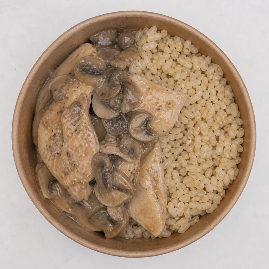 Vista cenital de Pechuga de pollo en salsa de champiñones con arroz integral
